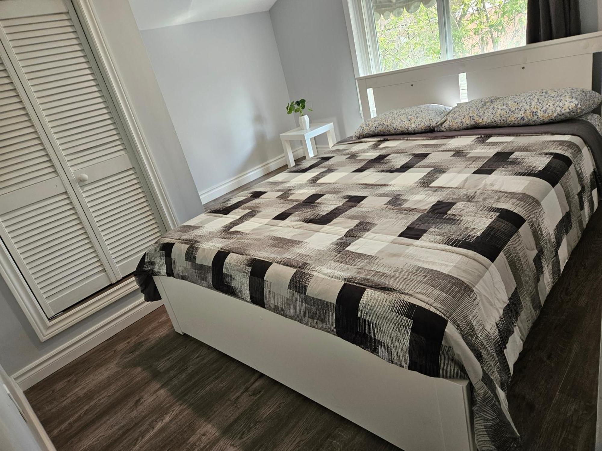 Modern Quiet Home By The Airport มิสซิสซอกา ภายนอก รูปภาพ