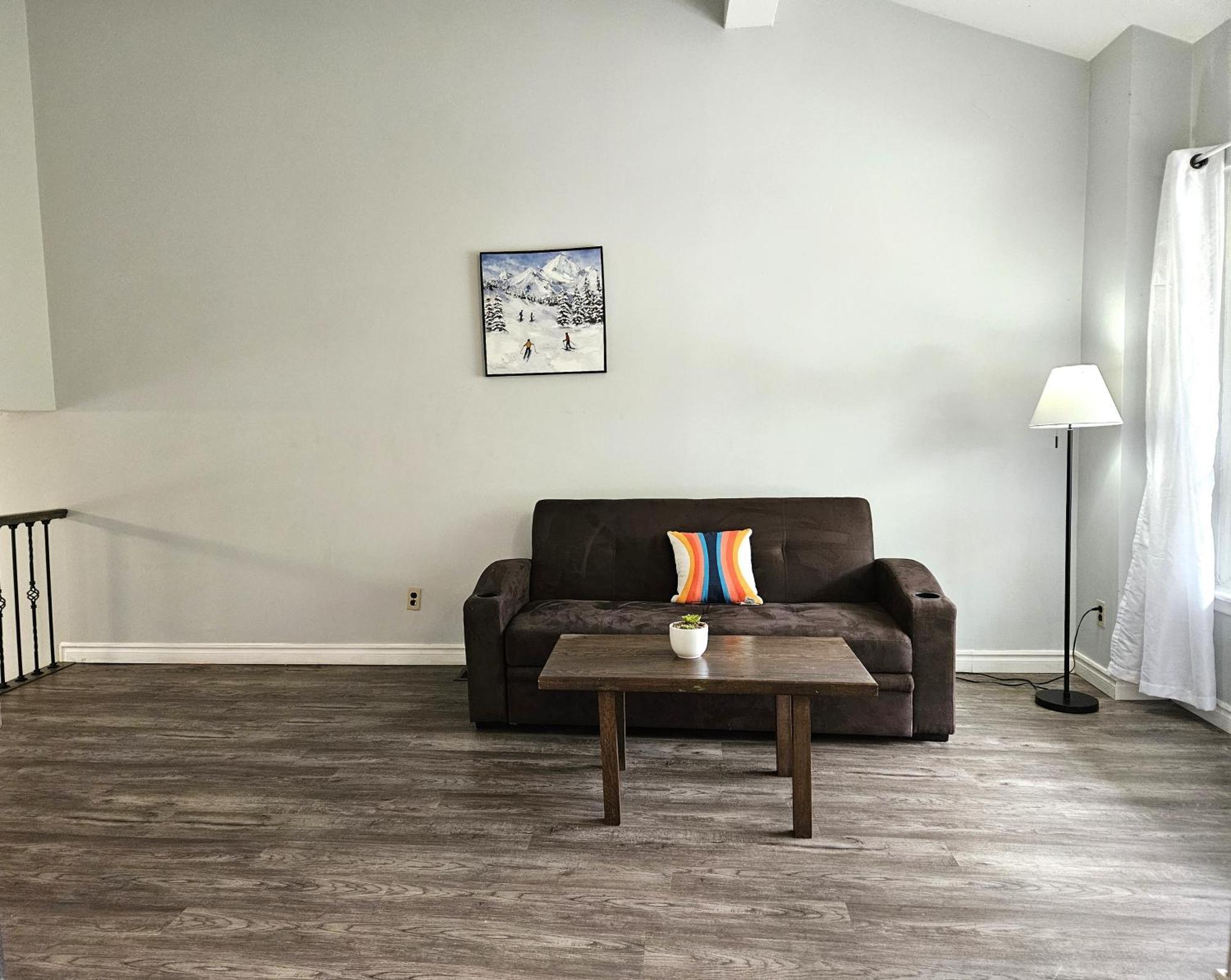 Modern Quiet Home By The Airport มิสซิสซอกา ภายนอก รูปภาพ