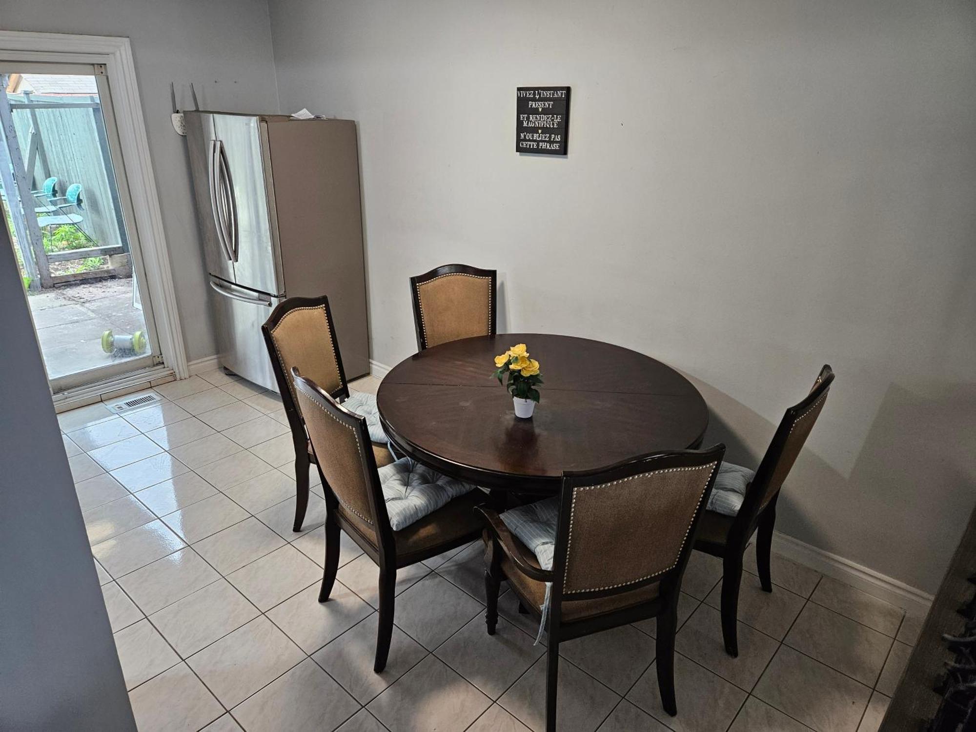 Modern Quiet Home By The Airport มิสซิสซอกา ภายนอก รูปภาพ