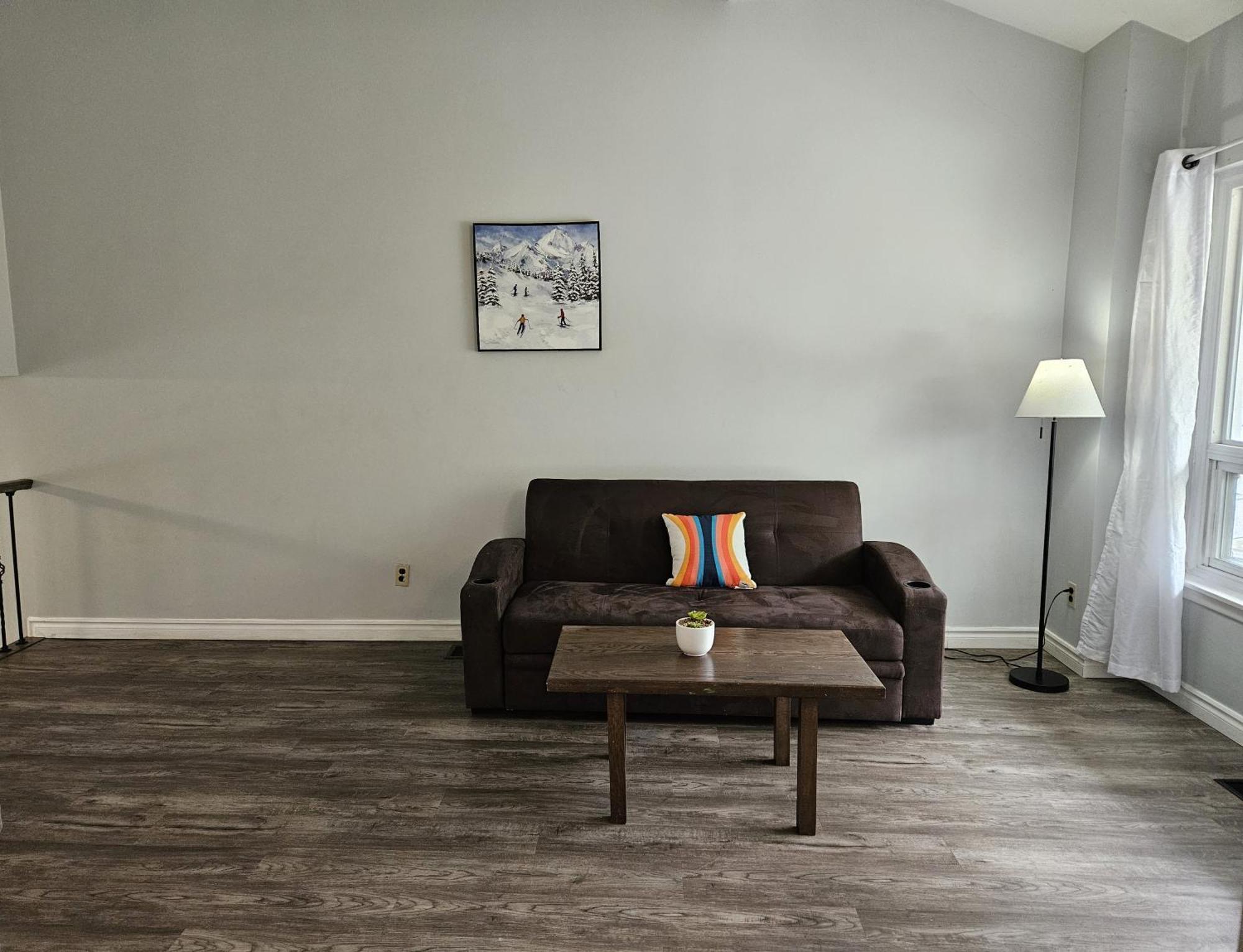 Modern Quiet Home By The Airport มิสซิสซอกา ภายนอก รูปภาพ