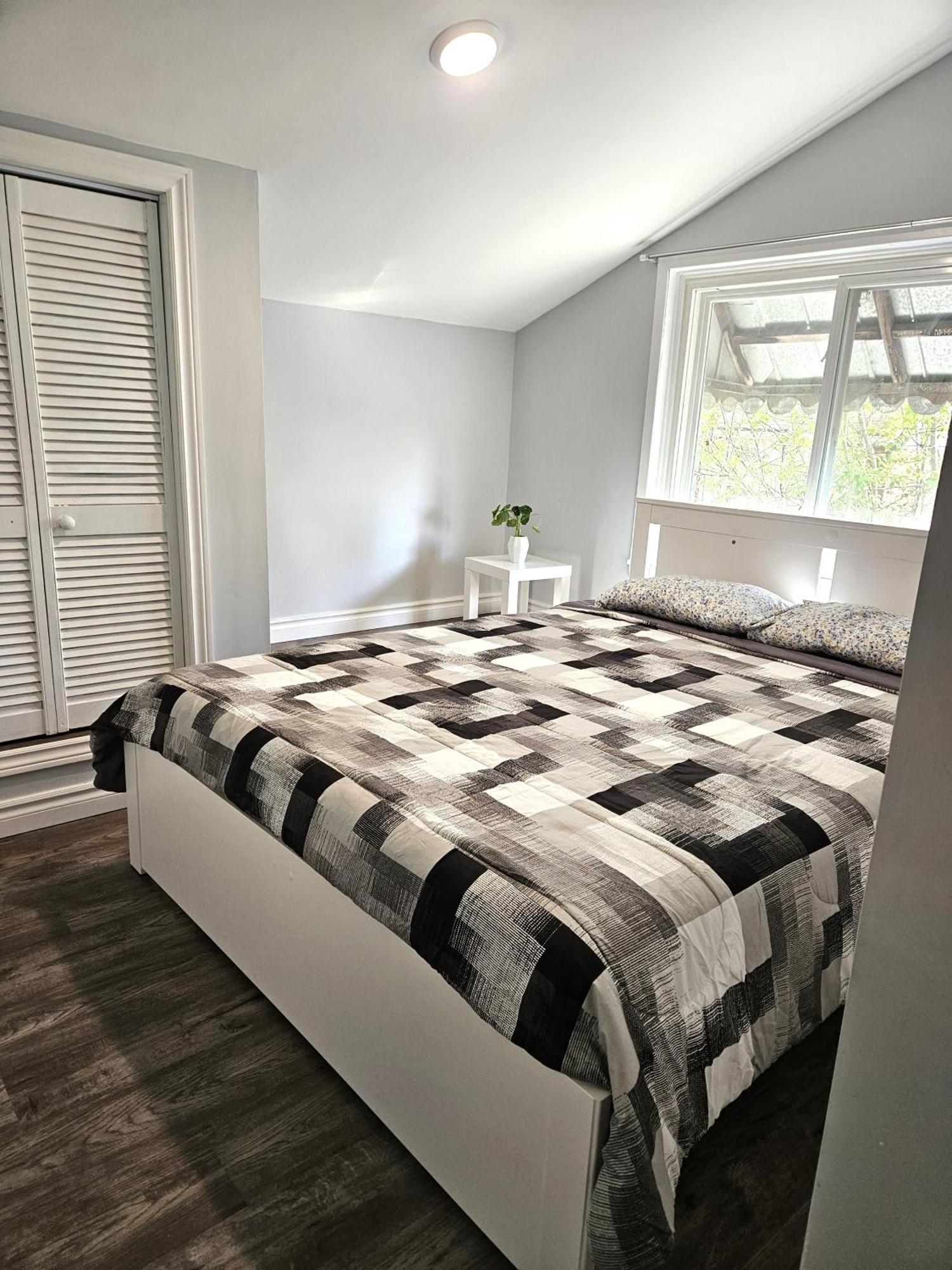 Modern Quiet Home By The Airport มิสซิสซอกา ภายนอก รูปภาพ