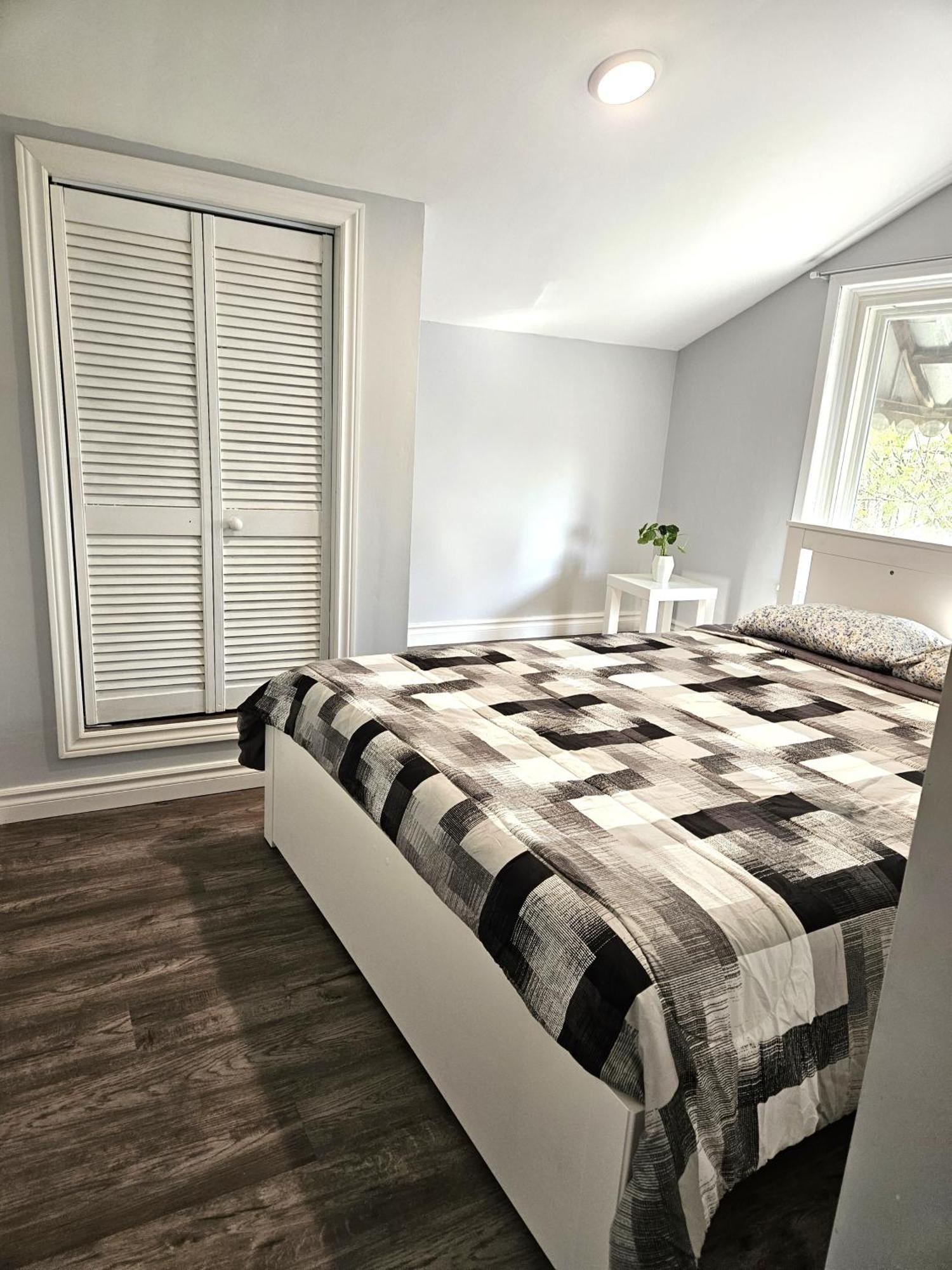 Modern Quiet Home By The Airport มิสซิสซอกา ภายนอก รูปภาพ